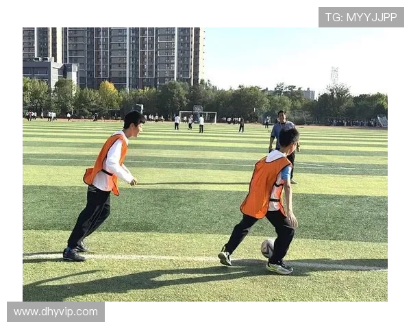 初中生足球比赛激烈上演 球场拼搏展现青春风采